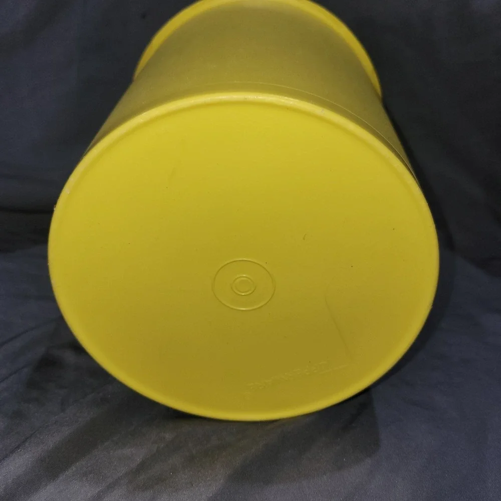 Vintage Tupperware Servalier 805-5 Yellow Large Canister 16 C Capacity